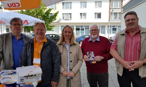 DIe CDU Wabe-Schunter und der CDA Braunschweig organisierten einen Infostand zur Europawahl 2019 auf dem Querumer Wochenmarkt. Mit dabei Kandidatin Martina Sharman (Mitte). Foto: Thorsten Wendt
