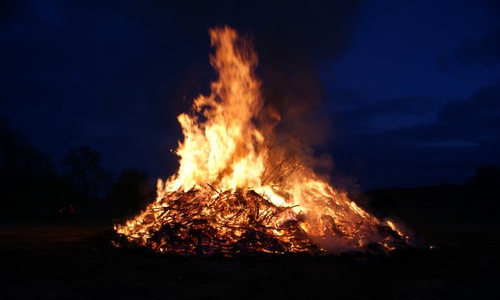 Hier finden dieses Jahr die Osterfeuer in Stadt und Landkreis statt. Symbolfoto: Anke Donner