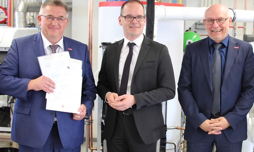 Der Niedersächsische Kultusminister Grant Hendrik Tonne (mitte) überreicht die Bescheide an Kammerpräsident Detlef Bade (links) und Hauptgeschäftsführer Eckhard Sudmeyer (rechts). Fotos: Handwerkskammer Braunschweig-Lüneburg-Stade