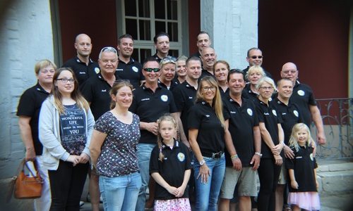 Die „Eintracht-Freunde Sickte“ von links nach rechts: 
Roswitha Boes, Laura Sophie Hartmann, Kevin Danell, Axel Meyer, Karin Boes, Jan Schymassek, Carsten Bönig, Johanna Machalitza, Silke Leinhoss, Martin Deuter, Sarah Meyer, Andreas Machalitza, Eike Burchardt, Andreas Gorczyca, Dennis Danell, Andrea Blume, Peter Leinhoss, Inge Machalitza, Andreas Fischer, Annika Bönig, Lars Bönig, Justina Bönig, Fritz Boes. Es fehlen: Anna-Marie Hartmann, Celina Blume, Hans-Jürgen Wendt. Foto: Eintracht-Freunde Sickte
