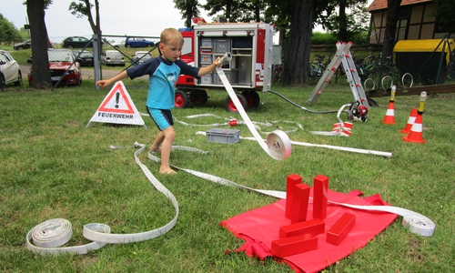 Das Kinderfeuerwehrauto der Feuerwehr besuchte das Freibad in Dettum. Foto: Ines Bremer/ Feuerwehr Dettum
