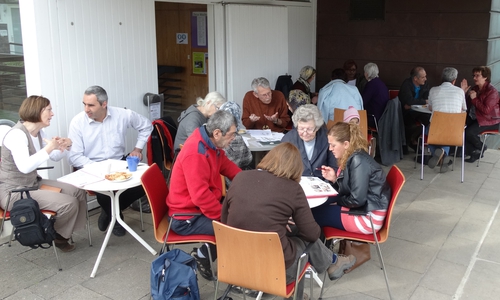 Sprachbegleiter und Deutsch-Lernende bei frühlingshaftem Wetter vor der Thomaskirche
Foto: Andreas Riekeberg
