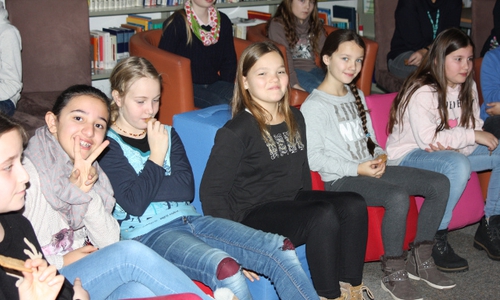 Die 5b genießt Entspannung zum Advent beim Adventslesen. Fotos: Oelschlägel