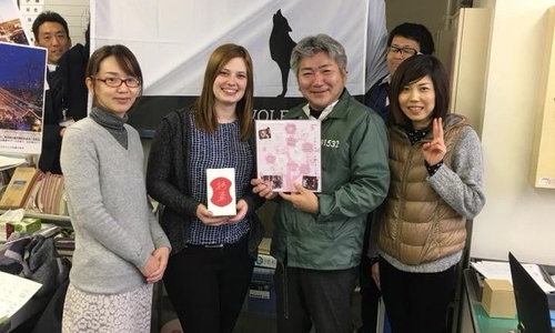 Christina List (2.v.l.), mit Mitarbeitern der City Center Promotion Division der Stadt Toyohashi. Foto: Stadt Toyohashi