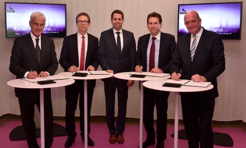 Unterzeichneten die Absichtserklärung am Montagabend im Schloss Wolfsburg (von links): Matthias Müller (Vorstandsvorsitzender der Volkswagen AG),  Klaus Mohrs (Oberbürgermeister Stadt Wolfsburg), Olaf Lies, Niedersächsischer Minister für Wirtschaft, Arbeit und Verkehr, Dr. Karlheinz Blessing (Personalvorstand Volkswagen) und Bernd Osterloh (Vorsitzender des Gesamt- und Konzernbetriebsrats). Foto: Stadt Wolfsburg, Lars Landmann