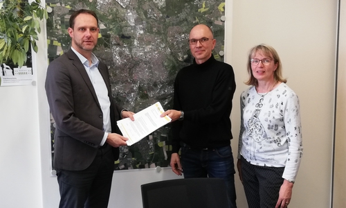 Am heutigen Tag des offenen Rathauses erfolgte die Übergabe. Foto: BISS