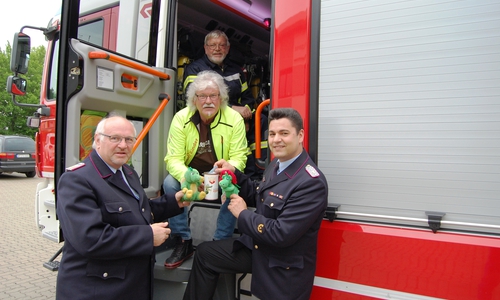Manfred Kramer (Mitte) freut sich über die Unterstützung vom Kreisfeuerwehrverband Wolfenbüttel e. V., vertreten durch Kreisbrandmeister Tobias Thurau, stellv. Brandabschnittsleiter Ost Lothar Kolmsee und Gemeindebrandmeister Hans-Friedrich Thiemann (v. re.). Foto: Andreas Thurm 