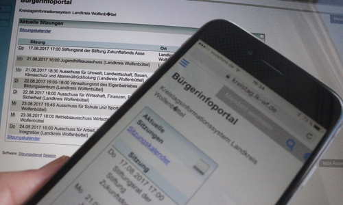 Den Kreistagsabgeordneten soll auch bald eine App zur Verfügung stehen. Symbolfoto: Anke Donner 