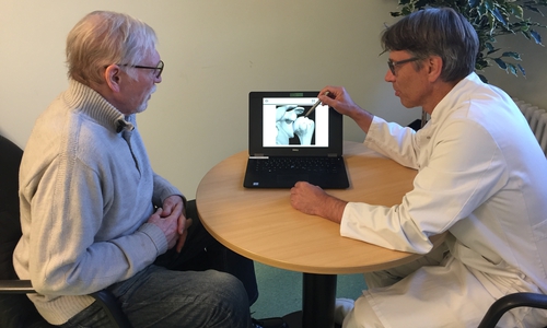 Prof. Dr. Dietmar Urbach erklärt Heinrich Böbel den Wirkmechanismus der Kortisontherapie. Foto: Helios