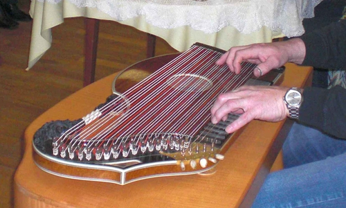Ulrich Zander wird den Abend auf der Zither begleiten. Foto: Veranstalter