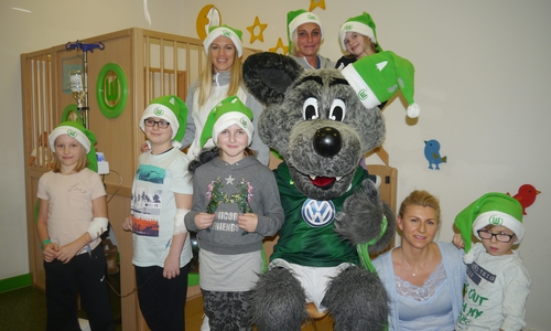 „Wölfi“ und die VfL-Spielerinnen Lana Dickenmann (oben links) und Jana Burmeister (oben Mitte) statteten der Kinder- und Jugendklinik des Helios Klinikums Gifhorn einen Besuch ab. Foto: Helios Kliniken