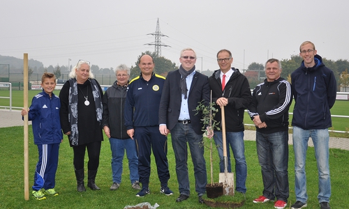 Die Jubiläumseiche der Freiwilligenagentur hat ihren Platz gefunden. Astrid Hunke, Leiterin der Freiwilligenagentur, Sylja Baranowski (FWA), Henrik Föhring (Jugendleiter BV Germania), Falk Hensel, Vorsitzender der FWA, Hartmut Bender, Leiter der Hauptniederlassung BLSK Wolfenbüttel und Martin Koschyk (FWA) sowie Mark Gindera vom BV Germania bepflanzten die Eiche. Foto: Falk Hensel

