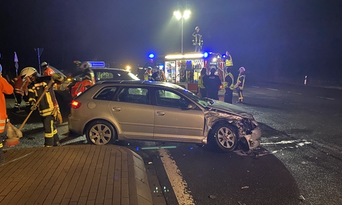 Bei dem Unfall wurden zwei Personen verletzt. Foto: Feuerwehr