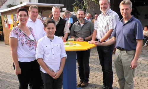 Kandidaten und Veranstalter freuten sich gemeinsam über ein tolles Sommerfest. Dabei waren (v. l.): CDU-Landtagskandidatin Sarah Grabenhorst-Quidde mit Sohn Jonathan, Uwe Lagosky (MdB), Dietmar Fricke (CDU-Samtgemeindeverband), Jörg Singelmann (CDU-Schöppenstedt), Karl-Heinz Müller (CDU-Samtgemeindeverband) und Hartwig Behrens (CDU-Schöppenstedt). Foto: Andreas Meißler