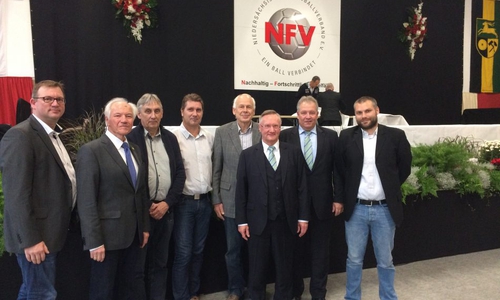 
Kreisgeschäftsführer Christian Benecke, stellv. Kreisvorsitzender und Kreisehrenamtsbeauftragter Heinz-Dieter Smilowski, Schatzmeister Wilhelm Wilke, Schriftführer Henning Grußendorf, Kreisschiedsrichterobmann Herbert Schacht, der neue NFV-Präsident Günter Distelrath, Kreisvorsitzender Ralf Thomas, Beauftragter für Öffentlichkeitsarbeit Sven Bärensprung. Foto: NFV