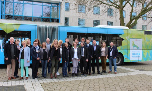 Der Programmbeirat zum Tag der Niedersachsen 2017 präsentiert einen entsprechend lackierten Bus. Foto: Christoph Böttcher