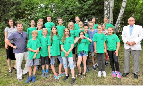 Mit der Bläserklasse 5b freuten sich zur T-Shirt-Übergabe die Lehrkräfte (v. l.) Maren Blockhaus und Stefan Brandes sowie vom Ehemaligenverband Andreas Meißler (r.). Foto: Schule