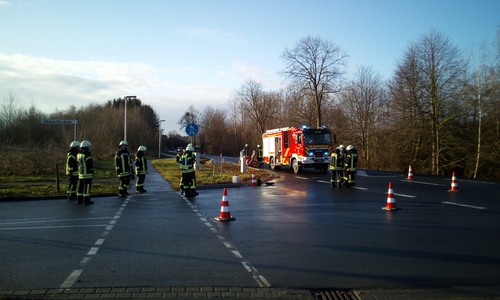 Die Ölspur soll von einer Fachfirma beseitigt werden. Fotos: Feuerwehr