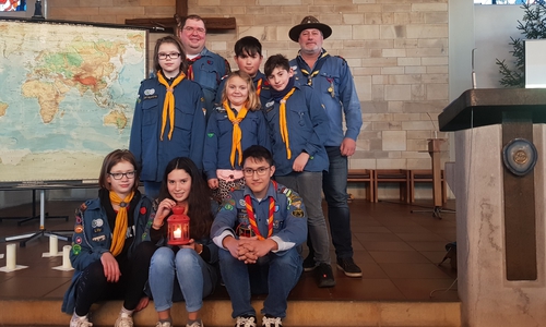 Die Friedenslichtübergabe in der katholischen Kirche Maria Lichtmess in Drispenstedt bei Hildesheim. Foto: Peiner Polarsterne