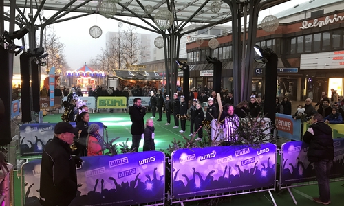 Die Weihnachtsbaumweitwurf-Challenge zog am Sonntag viele Besucher in die City. Foto: WMG