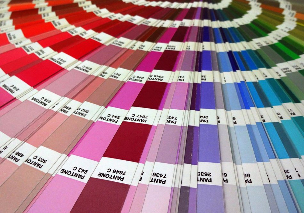 Mit den zwölf Trendfarben sowie vier Basis-Tönen des Pantone Color Institutes, können Brautpaare 2018 aus dem farblichen Vollen schöpfen. Foto: Pixabay (Public Domain)