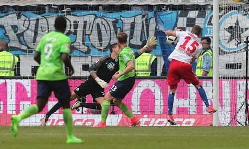 Luca Waldschmidt mit dem 2:1: Ein 21-Jähriger schickt Wolfsburg in die Relegation. Fotos: Agentur Hübner/Archiv