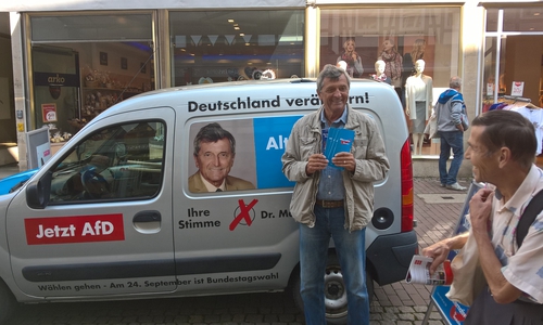 Bereits am  2. September präsentierte sich Dr. Manfred Wolfrum, der Bundestags-Direktkandidat der Alternative für Deutschland, AfD, in der Fußgängerzone Lange-Herzog-Straße und stellte die Grundsatzthemen der AfD zum Bundestagswahlkampf vor. Foto: AfD