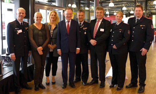 Ministerpräsident Weil und Landtagsvizepräsident Bachmann mit den Braunschweiger Feuerwehrleute und Ihren Ehepartnern. Fotos: Feuerwehr Braunschweig