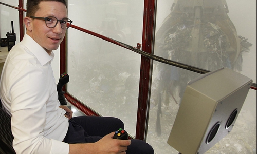 Falko Mohrs, Mitglied des Deutschen Bundestages, dirigierte im Rahmen seines „Praktikums“ in der EEW Energy from Waste-Anlage am Standort Buschhaus den Greifer von der Krankanzel aus. Foto: EEW Energy from Waste GmbH