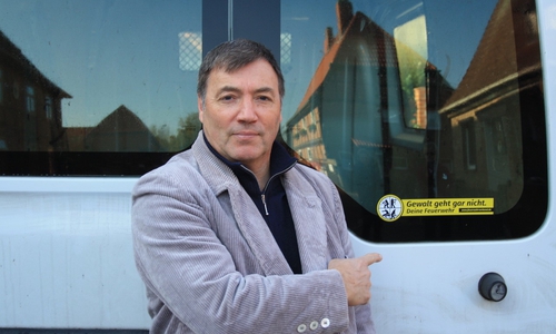 Sven Jastschemski vor einem seiner Firmenfahrzeuge. Foto: Thomas Stibbe OFW Ahmstorf/Samtgemeinde Grasleben