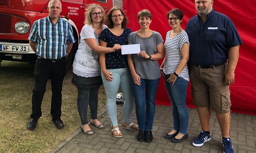 Am 11. August hat das Team der Kinderkleiderbörse Fümmelse (Anja Schmidt, Janett Neumann, Natascha Gerecke und Nicole Lembourg) eine Geldspende an die Freiwillige Feuerwehr Fümmelse übergeben. Foto: Freiwillige Feuerwehr Fümmelse