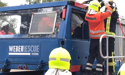 Die Teilnehmer lernten die richtige Rettung eines Verunfallten in einem LKW. Foto: Khorshidi/Kreisfeuerwehr Gifhorn