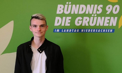 Praktikant Elischa bei den Grünen. Foto: Büro Imke Byl