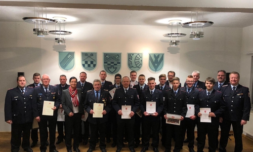 Von links:
Ortsbrandmeister Christoph Hasenfuß, Pascal Zygmanowski, Hartmut Winkler, Karsten Welk, Veronika Koch, Michael Schumann, Hans-Georg Griguhn, Marco Lüpke, Louisa Stöcke, Jan Zeidler, Felix Oehlke, Hannes Ehrhardt, Dominic Schwarz, Marc Tauermann, Samtgemeindebürgermeister Gero Janze, Jonas Koblitz, Yannick Georg, Stellv. Gemeindebrandmeister Tobias Bauer, Mattes Knigge, Gemeindebrandmeister Maik Wermuth, Stellv. Ortsbrandmeister Maik Hoppe. Foto: Kreisfeuerwehr Helmstedt