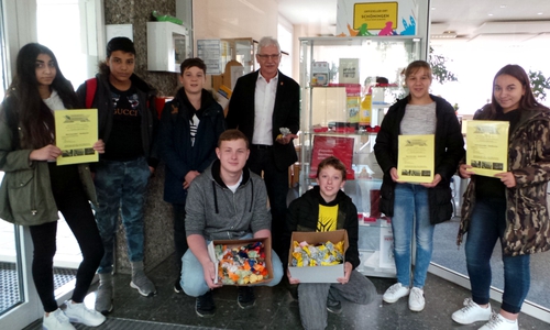 Von links: Mihane Miftari, Ahmad Mousa, Lasse Bache, Dmitriy Bizyukin, Jason- Alexander Köther, Jessie Vlasov und Yamina Hmaidi übergaben dem Bürgermeister (Mitte) im Schöninger Rathaus ihre produzierten Seedbombs. Foto: Stadt Schöningen
