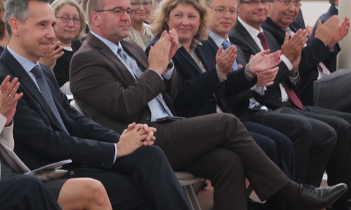 Jens Grote, Boris Pistorius, Dr. Susanne Graf mit ihrem Ehemann, Ulrich Markurth und Landtagsvize Klaus-Peter Bachmann (von links), Foto: Robert Braumann