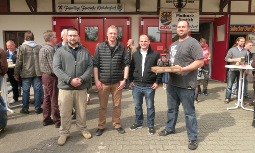Mit 7,8 Sekunden siegte die Mannschaft der Werlaburgdorfer Feuerwehr beim Traktorpulling der CDU. Petka Lotze, Sebastian Piccard und Simon Gloger erhielten den Siegerpokal vom Vorsitzenden Tobias Schliephake (2. v.re.). Fotos: CDU