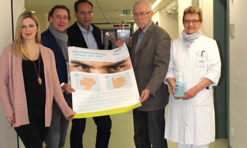 Carolin Gerstel, Leiterin des Geschäftsbereichs Finanzierung der Sparda Bank Hannover e.G., Jens Kirsch, Dr. Akhil Chandra, Dr. Arved Heinz und Dr. Birgit Feier (v. li.). Foto: Klinikum Wolfsburg 
