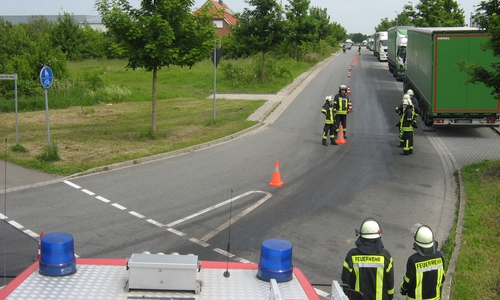 Die Feuerwehr musste eine lange Strecke reinigen. Fotos: Gemeinde Lehre