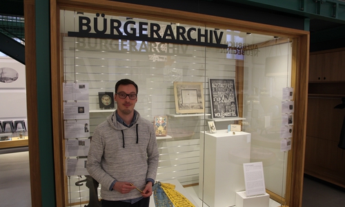 Der neue Volontär Sebastian Mönnich vor dem Bürger Archiv im Bürger Museum. Foto: Museum Wolfenbüttel