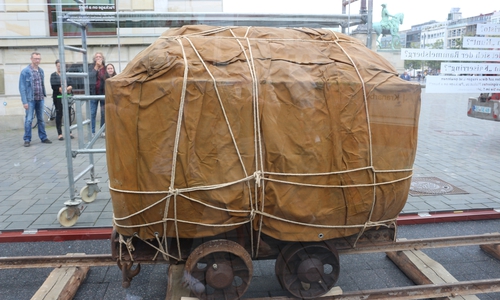 "Package on a Hunt" - Die geschichtsträchtige verhüllte Lore aus dem Rammelsberg auf dem Schlossplatz in Braunschweig. (Archiv)