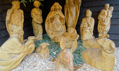 Die Krippe mit Figuren des Künstlers Kleine-Tebbe auf dem Weihnachtsmarkt in Braunschweig. Foto: Achim Klaffehn