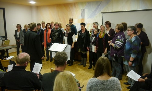 Der Gospelchor Wahrenholz begleitete den Gottesdienst – gemeinsam mit der neuen Klinikseelsorgerin Anja Barth (links im Bild) – musikalisch. Foto: HELIOS Klinikum