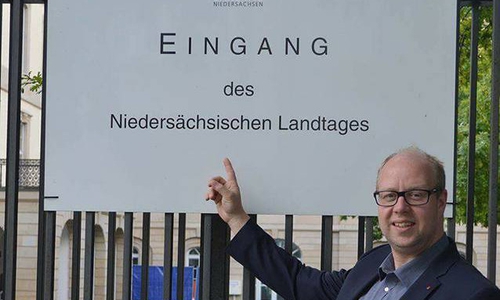 Jörn Domeier vor dem Niedersächsischen Landtag. Foto: SPD