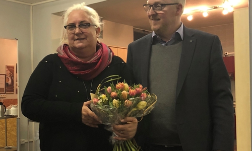 Am Ende gab es Blumen für die Leiterin. Falk Hensel, zum dritten Mal gewählter Vorsitzender der Freiwilligenagentur Jugend-Soziales-Sport e.V, hat sie im Namen der Mitglieder an Agenturleiterin Astrid Hunke überreicht. Foto: Freiwilligenagentur Jugend-Soziales-Sport e.V.