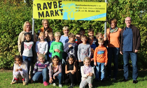 Die Organisatoren (von links) Elke Brakebusch, Vera Burmester und Jörg Peine mit Schülern der Wilhelm-Raabe-Schule. Foto: Nino Milizia