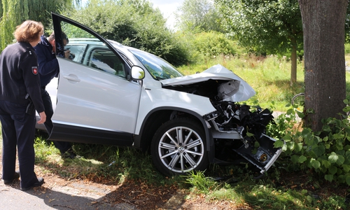 Eine Frau war aus bisher ungeklärter Ursache von der Fahrbahn abgekommen und frontal gegen einen Baum gerast. Foto: Robert Braumann