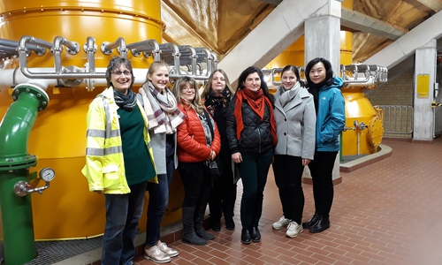 Frauen bei der Rückkehr in den Arbeitsmarkt unterstützen – dazu dienen Betriebsführungen wie hier beim Wasserverband Peine im Wasserwerk Wehnsen. Britta Steinkamp (2. v. l.) von der Allianz für die Region und Sandra Ramdohr (l.) vom Wasserverband Peine hatten diese Betriebsbesichtigung im Rahmen des Projekts „Motivation W“ organisiert. Foto: Wasserverband Peine