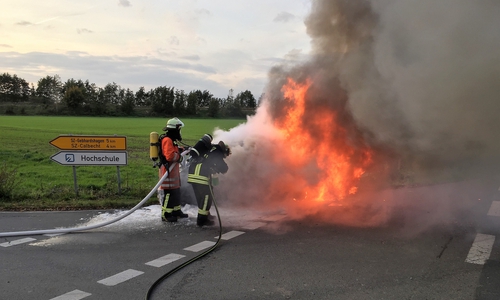 Als die Feuerwehr eintraf, stand das Auto bereits im Vollbrand. Fotos: Feuerwehr Salzgitter