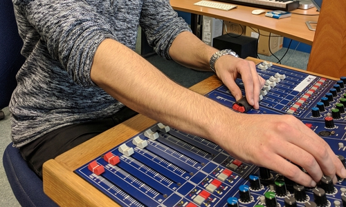 Die städtische Musikschule bietet zwei Ferienworkshops zum Thema elektronische Musik an. Foto: Stadt Wolfsburg
